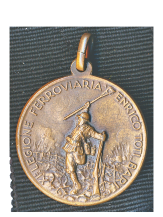 Dritto della medaglia della Legione ferroviaria Enrico Toti, con anellino e nastro nero a vassoio.